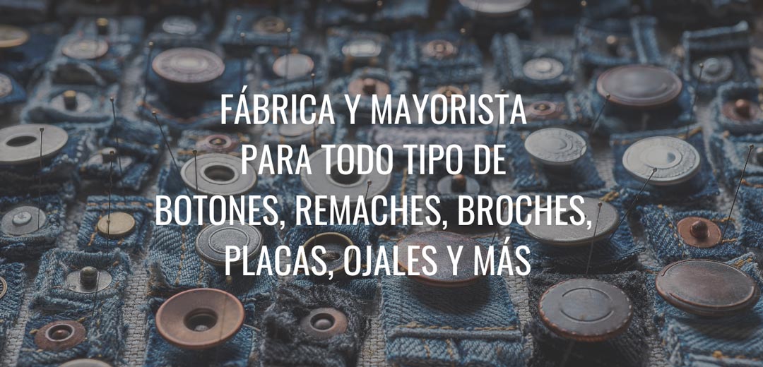 diferentes botones de metal unidos en el corte de la tela de mezclilla